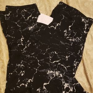 ** SOLD**Pop fit Capri leggings with pocket